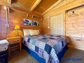 The Park Cabin at Mount Carmel Motel and RV Park - Image 4