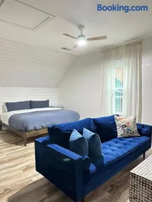 Charming Chic Charleston & DI Loft Getaway - Image 2