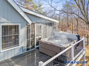 Escape to The Woods, Mountain View, Hot Tub, Golf - Image 4