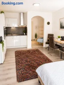 Modern Apartment with Balcony, Kitchen & Free Parking - Image 4