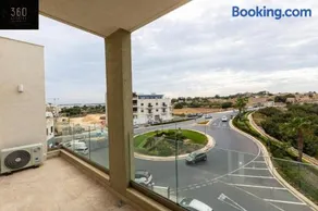 Designer 3BR home, w/ lovely green views & WIFI by 360 Estates - Image 5