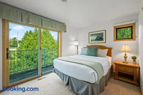 Holiday by the Bay Unit A-4 by Simple Life Rentals - Image 1