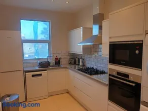 London Luxury Spacious 2 Bedroom Apartment 4 mins from Ilford Stn. FREE parking - Image 2