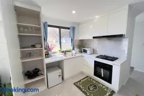 B3 Near Airport - Cozy Home, Walk to Shops & Eats - Image 5