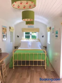 Shepherd's hut at Rosewood House - Image 2