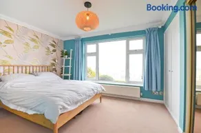Princes Esplanade-Beachfront House with Balcony a stone throw from Gurnard Beach - Image 5