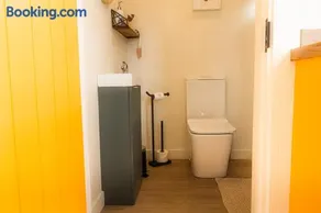 Oaklane Glamping Cabins - Image 4