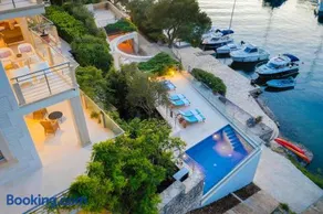 VILLA PHILIPPA - luxurious five-room villa - idyllic location - first row to the sea - spectacular view of the sea bay - unforgettable sunsets - 15 minutes from Supetar ferry port - free parking - private heated pool - Image 3
