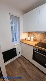 Boxford Lodge - Serviced Apartment in Bracknell, near Ascot & Windsor, Free Parking - Image 3