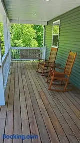 Lawler Guest House - Green - Image 5