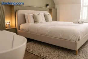 Tiny House, Stunning 1 Bed, Super King, Freestanding Bath, Parking - Image 4