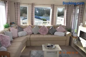 Whitecliff bay Bembridge, 3 x bedrooms, Cosy Caulkers Rest 10, Main side of the resort by the beach, pools & entertainment - Image 5