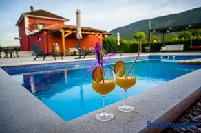 Villa Rubin with heated pool - Image 2