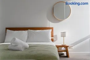 Fitzroy Pad - Secure Parking, Balcony & Wi-Fi - Image 1