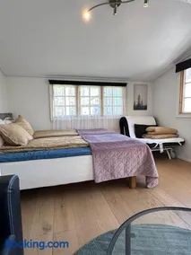 Mysig stuga i lugnt villaområde med eget badrum och kök i huvudbyggnadens källare - Image 1