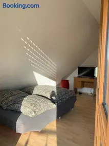 Kleines Dachzimmer mit Balkon - Image 2