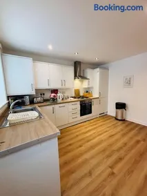 Penuel 3-bedroom Retreat with workspace in Central Sutton-in-Ashfield - Image 3