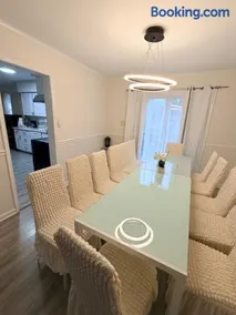 4 bedrooms 5 beds Free Parking Private entry - Image 4