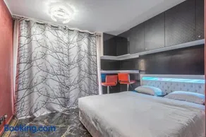 Luxury studio renovated 2024 with free parking - Image 5