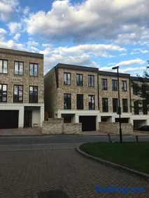 Amazing new built townhouse with garden in London - Image 2