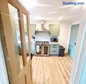 Urban 4BR house - Central-FREE parking-NO PARTY - Image 4