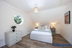 The Hale Abode- 1 Bed Gated Parking & Close to Man Airport - Image 3