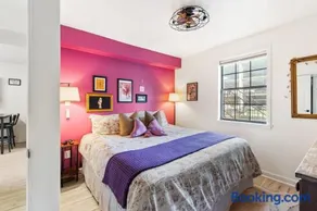 Pink Dreams - Walk to Live Music, Bars, Restaurants - Free Parking - Image 2
