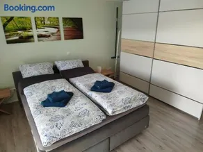 Geräumige Ferienwohnung mit Doppelbetten, Bad, Küche und Balkon - Image 1