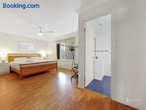 Spacious Broulee Retreat Near Beach - Image 3