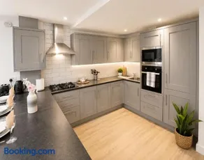 Boutique 2 Bed Bristol Abode - Parking - Garden - Image 4