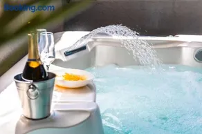 Beautiful 3BR w Private Jacuzzi by Arco Collection - Image 2