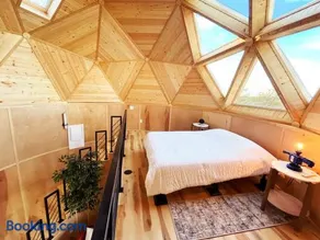 Stargazing Planetarium Treehouse Beaver Lake View - Image 1