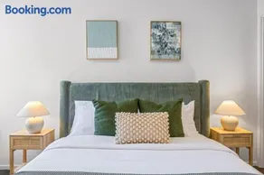 Family Retreat - Free Secure Car Park, Garden City Westfield Shopping, Restaurants - Image 2