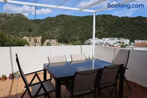 Spacious Penthouse with Balcony - Image 2