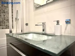 Jacuzzi & Parking Piernikowy Spa Apartment by Rentoom - Image 1