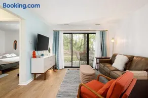 Retro Condo Beach & Pool Access Near Downtown - Image 3