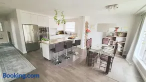 Richview Gardens Suite, 3-bdr - Image 4