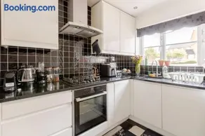 Cosy modern retreat 3 Bedrooms home with parking Essex - Image 3