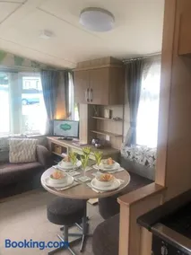 Cosy holiday caravan minutes from the beach - Image 3