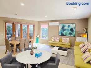 Spacious ex-display 5 BDR house,up to 15 guests, Fully AC- Williams Landing - Image 2