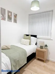 Modern 3BR House Near Bolton & Manchester - Image 4