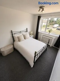 Modern 2-Bed Maisonette- Ideal for Gatwick Aiport - Image 4
