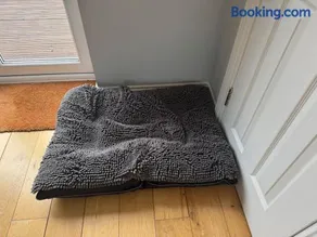 Detached, dog friendly, sleeps 4, near the station - Image 5