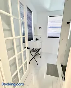 Pretty Private Room, near the Airport - Free parking - 01 - Image 4