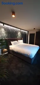 Contemporary Dublin Suite with hot tub-10 min drive to Dublin Airport - Image 3