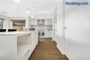 Modern 4-Bedroom Retreat, Steps from Park & Mall, New & Stylish! - Image 5