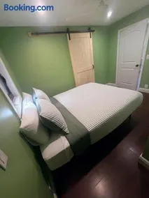 4BD 2BA - Black&White ArtBNB - Antique Row WPB - Image 3