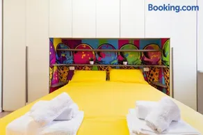 Black & White or Pop Art - Design Apartments with Parking & WiFi - Image 2