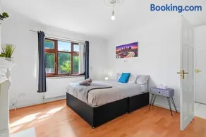 Cosy 4 Bedroom Birmingham - Image 2