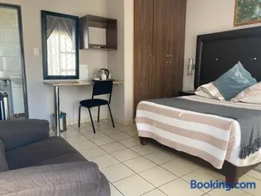Sisonke Guest House - Image 1